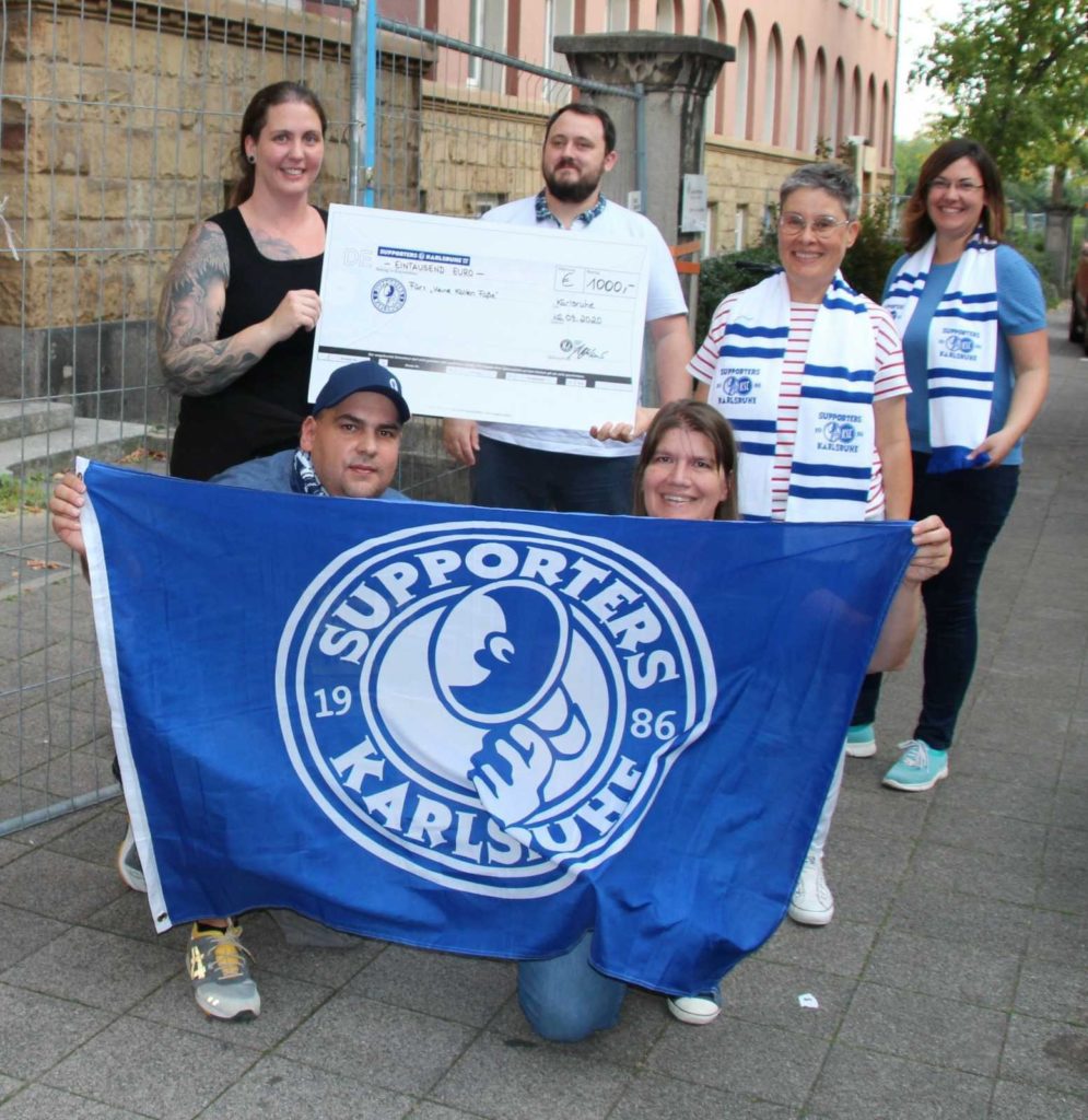 Spendenübergabe vor der Baustelle des Sybelcentrum
vorne (v.l.n.r.): Mark Falk (Supporters), Anja Zimmermann (Supporters)
hinten (v.l.n.r.): Nina Ohlhauser (2. Vorsitzende Supporters), Marco Fuchs (1. Vorsitzender Supporters), 
Eva Rühle (Einrichtungsleitung), Anna Weißhaar (Keine kalten Füße)